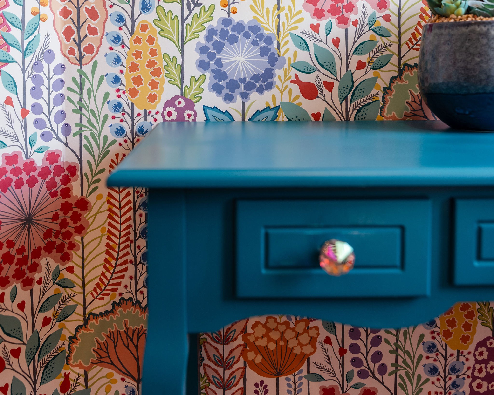 Detail of the entry wallpaper